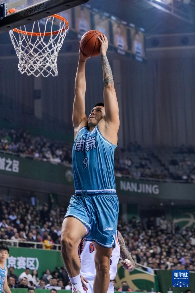 斯凯利晒穿齐达内、博格巴尤文球衣照，尤文球迷留言“快来”（斯凯利晒穿齐达内与博格巴的尤文战袍，斑马军球迷齐呼：快来）