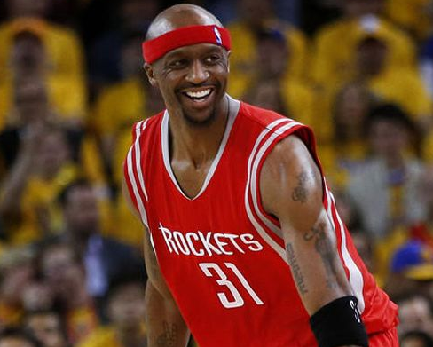 球报：安哥拉对阵阿根廷期间，球场出现混乱导致70名球迷受伤（球报：安哥拉战阿根廷突发混乱，70名球迷受伤）