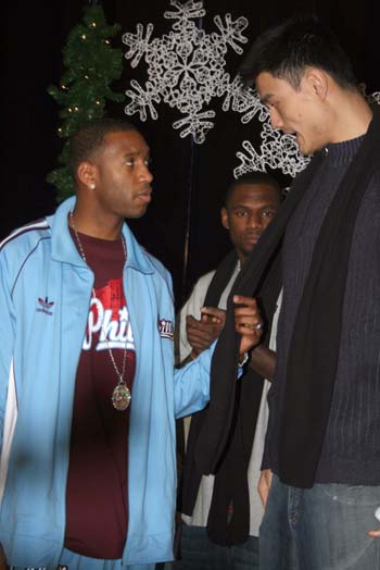 湖人浓眉哥篮下统治锁定胜利（浓眉内线碾压助湖人锁定胜局）