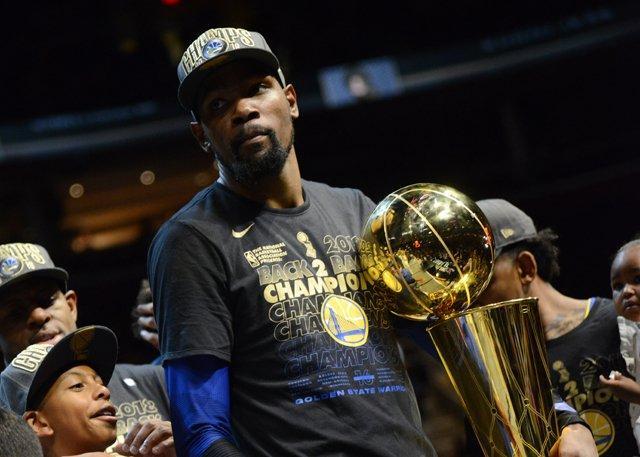 太疼了，萨勒马克尔斯被对手踩中后在地上抽动（萨勒马克尔斯遭对手踩踏，痛得倒地抽搐）