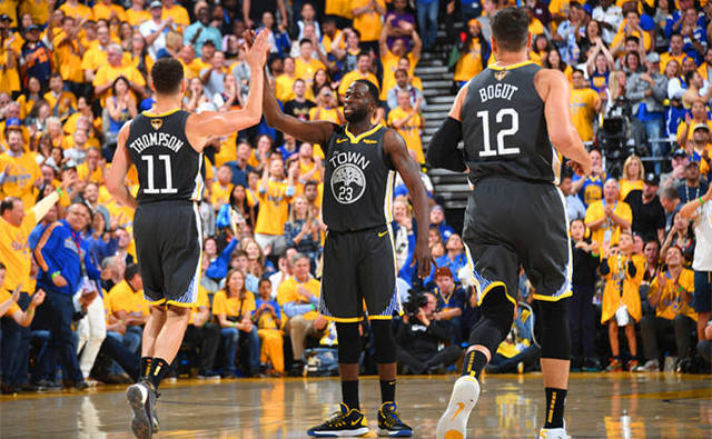 阿森纳欧冠小组／联赛阶段取得10连胜，仅次于拜仁和利物浦（阿森纳欧冠小组赛及联赛阶段豪取10连胜，位列拜仁、利物浦之后）