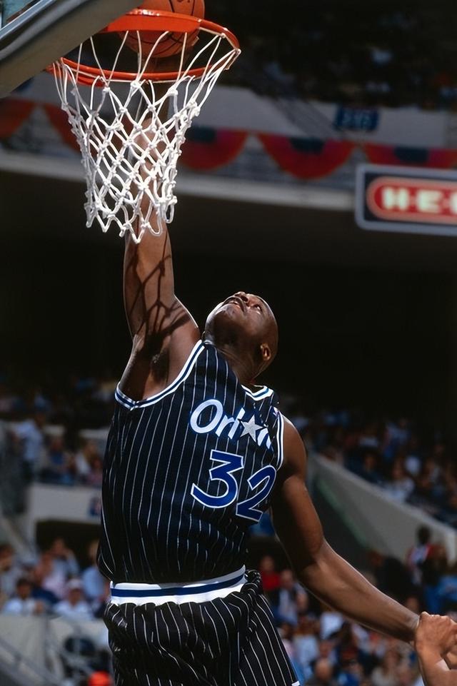 桑托斯3-0克鲁塞罗成功保级，塔西亚诺双响，若昂-施密特破门（桑托斯3比0完胜克鲁塞罗完成保级，塔西亚诺梅开二度，若昂-施密特建功）